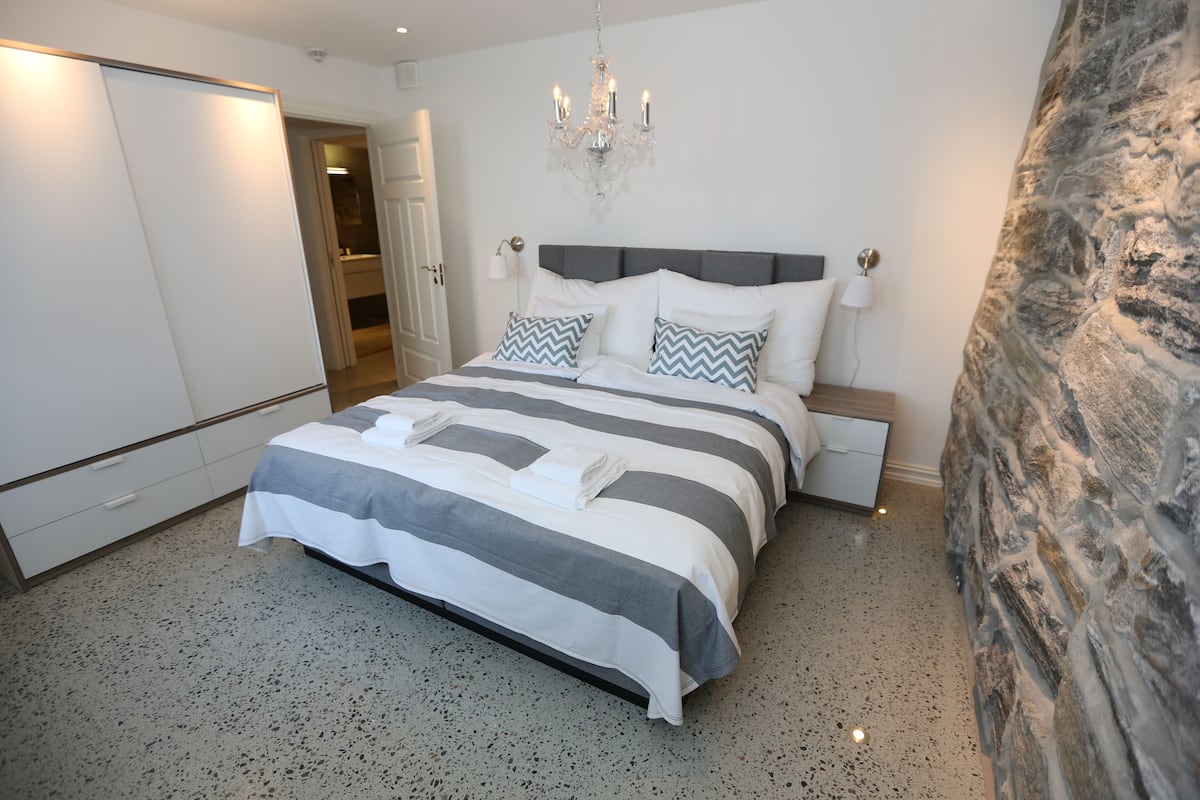 Apart Daire (Sokkeletasjen) | 6 yatak odası, ayrı ayrı dekore edilmiş, ayrı ayrı döşenmiş, masa