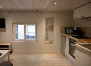 Frigorifero, microonde, pentole/stoviglie/utensili