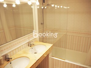 Bathtub, bidet, towels, soap - APARTMENT WITH 3 ROOMS AND LARGE TERRACE, 5 MIN. FROM THE BEACH, IN THE CENTER (Platja d'Aro)
