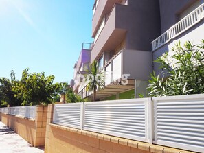 Property grounds - APARTMENT WITH 3 ROOMS AND LARGE TERRACE, 5 MIN. FROM THE BEACH, IN THE CENTER (Platja d'Aro)