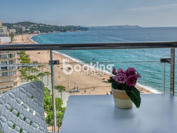 Ein Balkon mit Blick auf Strand und Meer.