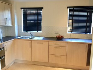 Apartment | Private kitchen | Fridge, microwave, oven, dishwasher - Modern 2 Bed Apartment in Southampton (Southampton)