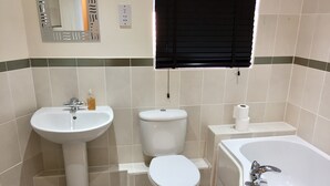 A bathroom with a sink, toilet, and bathtub. - Modern 2 Bed Apartment in Southampton (Southampton)