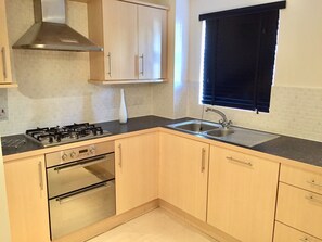 Apartment | Private kitchen | Fridge, microwave, oven, dishwasher - Modern 2 Bed Apartment in Southampton (Southampton)