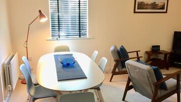 Apartment | Living room | Flat-screen TV