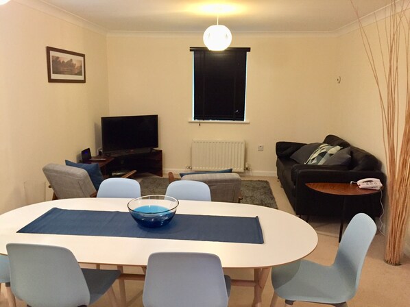 Apartment | Living room | Flat-screen TV - Modern 2 Bed Apartment in Southampton (Southampton)