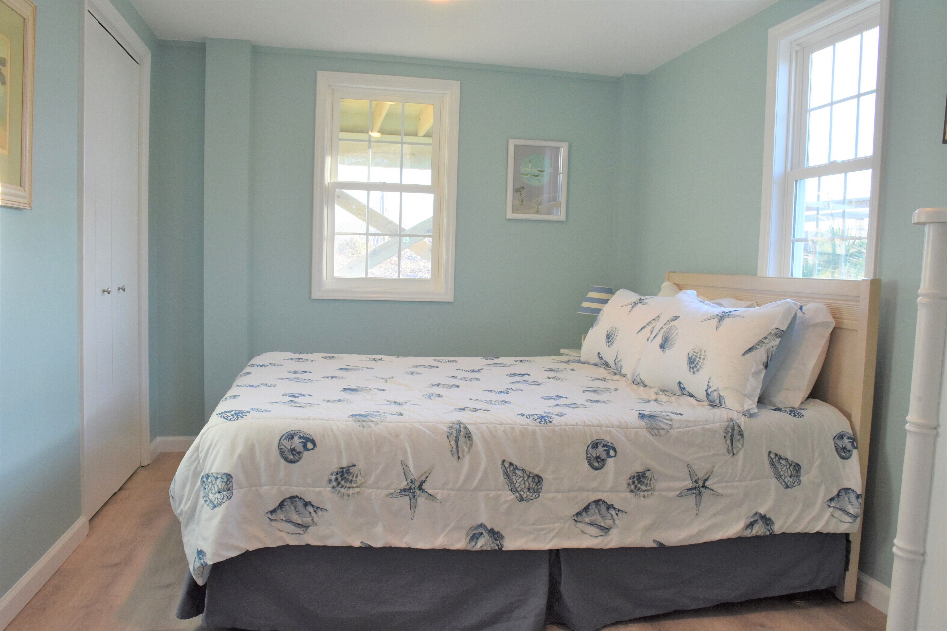 5 bedrooms, iron/ironing board, WiFi (free), bed sheets