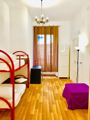 Dormitori compartit, només per a dones | Caixa forta a l'habitació, escriptori i habitacions insonoritzades 