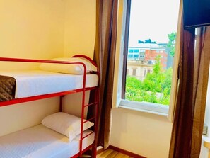 Dormitori compartit, només per a dones | Caixa forta a l'habitació, escriptori i habitacions insonoritzades 