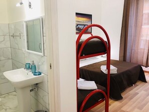 Dormitori compartit, només per a dones | Bany | Dutxa, capçal de dutxa tipus cascada i articles de tocador gratuïts 