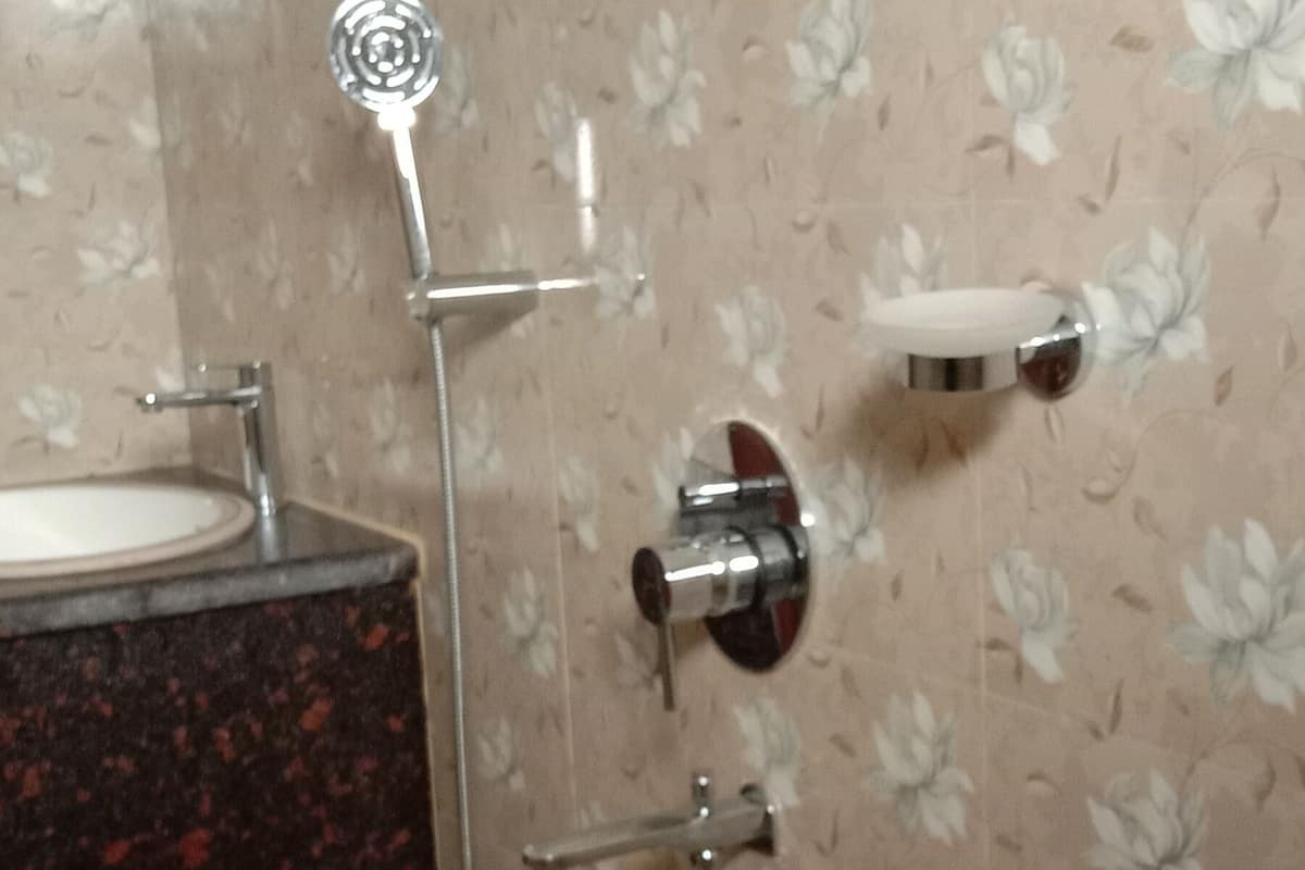 Shower, rainfall showerhead, free toiletries, towels