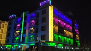 Fassade der Unterkunft – Abend/Nacht