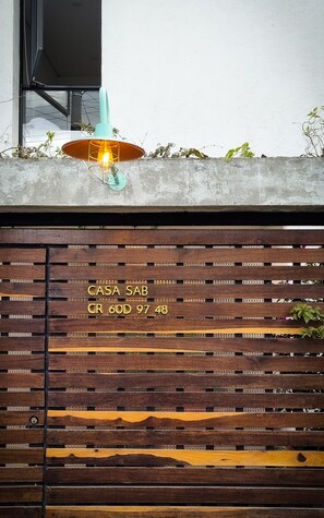 A wooden wall with a sign reading "CASA SAB CR 60D 97 48".