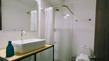Junior Room | Bathroom | Shower, free toiletries, hair dryer, towels