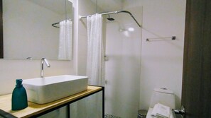 Junior Room | Bathroom | Shower, free toiletries, hair dryer, towels