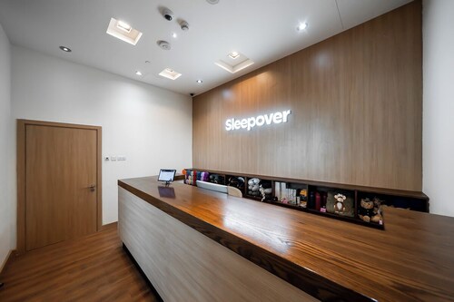 Sleepover Terminal 1, Concourse D – formerly sleep ‘n fly