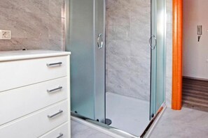 Dusche, Haartrockner, Handtücher