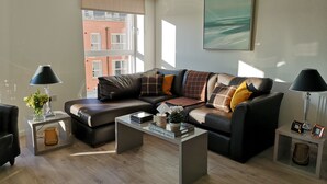 Klassiek appartement | Woonkamer | Een flatscreentelevisie