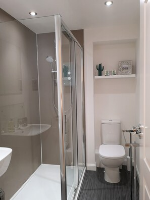 Classic Apartment | Bathroom | Shower, hair dryer, towels, soap - Mycosy At The Ocean (Aberdeen)