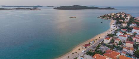 Perto da praia, espreguiçadeiras