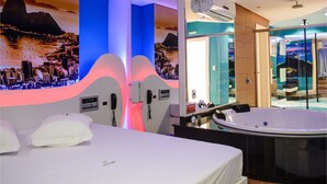 Une chambre d’hôtel moderne avec un lit, une grande fenêtre, un jacuzzi et une fresque représentant un paysage urbain sur le mur.