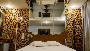 Minibar, decoración personalizada, muebles diferentes y wifi gratis