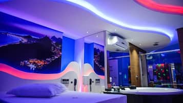 Minibar dan didekorasi berbeda-beda