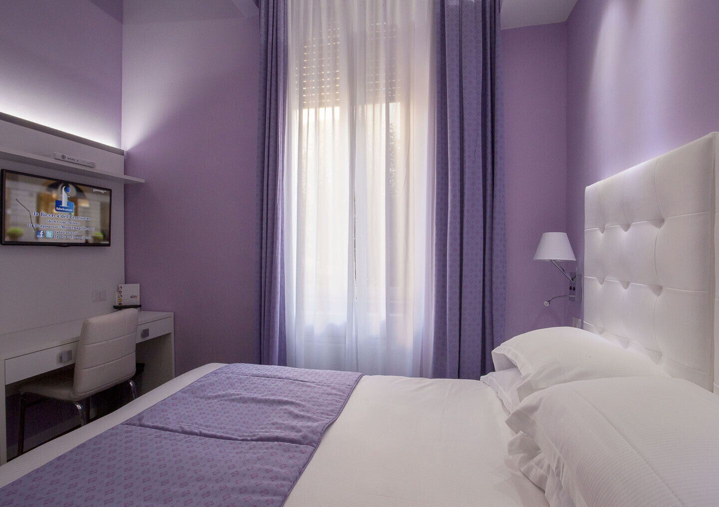 Zimmersafe, Schreibtisch, laptopgeeigneter Arbeitsplatz