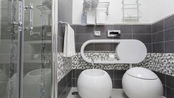 Douche, articles de toilette gratuits, sĂšche-cheveux, bidet