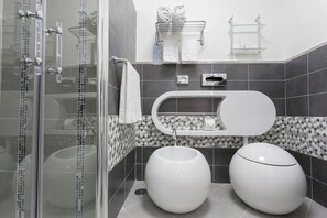 Dusche, kostenlose Toilettenartikel, Haartrockner, Bidet