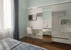 Deluxe-dobbeltværelse | Pengeskab på værelset, skrivebord, arbejdsområde til bærbare computere