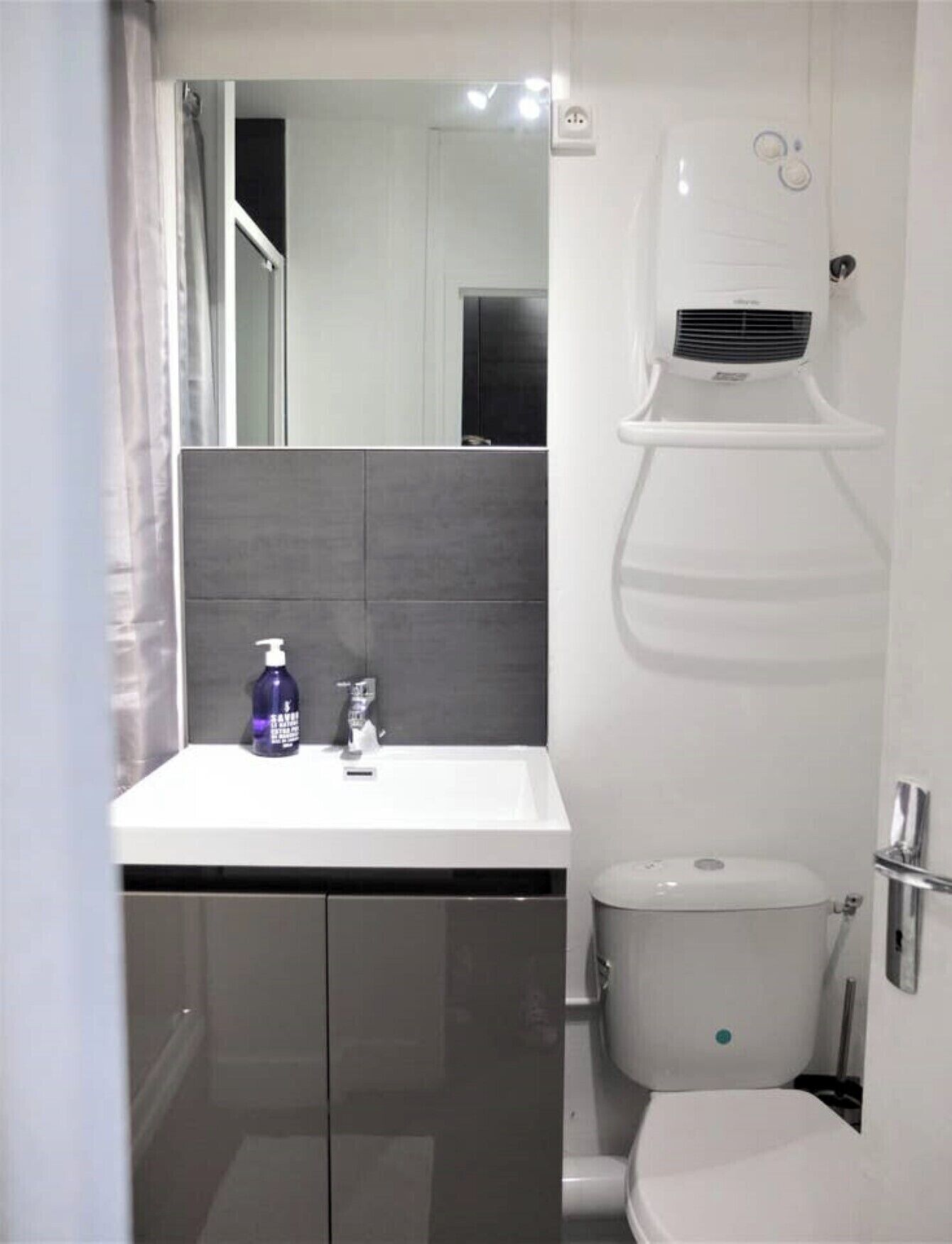 Haartrockner, Handtücher, Toilettenpapier