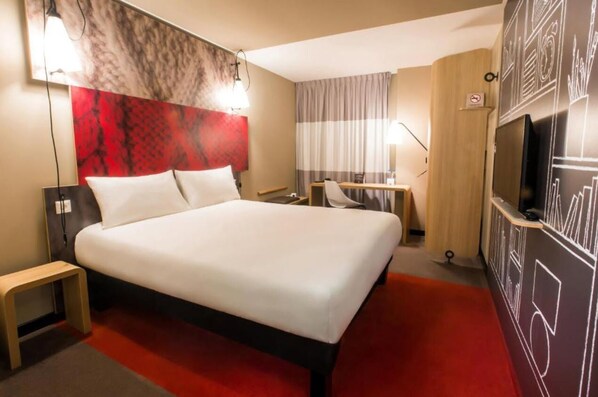 Desk, laptop workspace, soundproofing, free WiFi