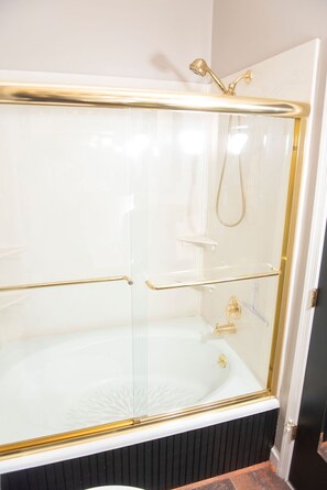 Badewanne, Haartrockner, Handtücher, Seife