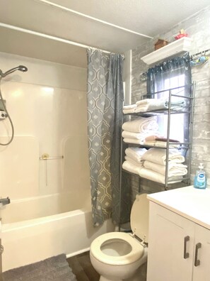 Bathtub, hair dryer, towels, soap - Private&Secluded Getaway, near I-75,town, parks,Springs. Glamping ,low key style (Lake City)