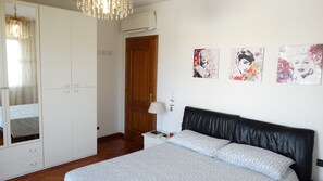 2 bedrooms, desk, iron/ironing board, travel crib - ..... SUPERCASONA PRATICA! (Sarzana)