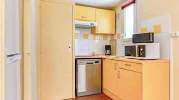 Réfrigérateur, micro-ondes, plaque de cuisson, lave-vaisselle