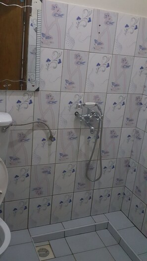 Standard Double Room | Bathroom shower - Lucia Villas Mbale (Mbale)