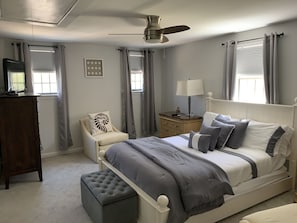 2 habitaciones, escritorio y tabla de planchar con plancha