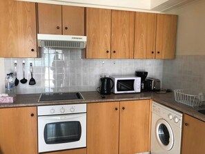Full-sized fridge, microwave, oven, stovetop - 1 Bedroom Apartment near Beach (Larnaca)