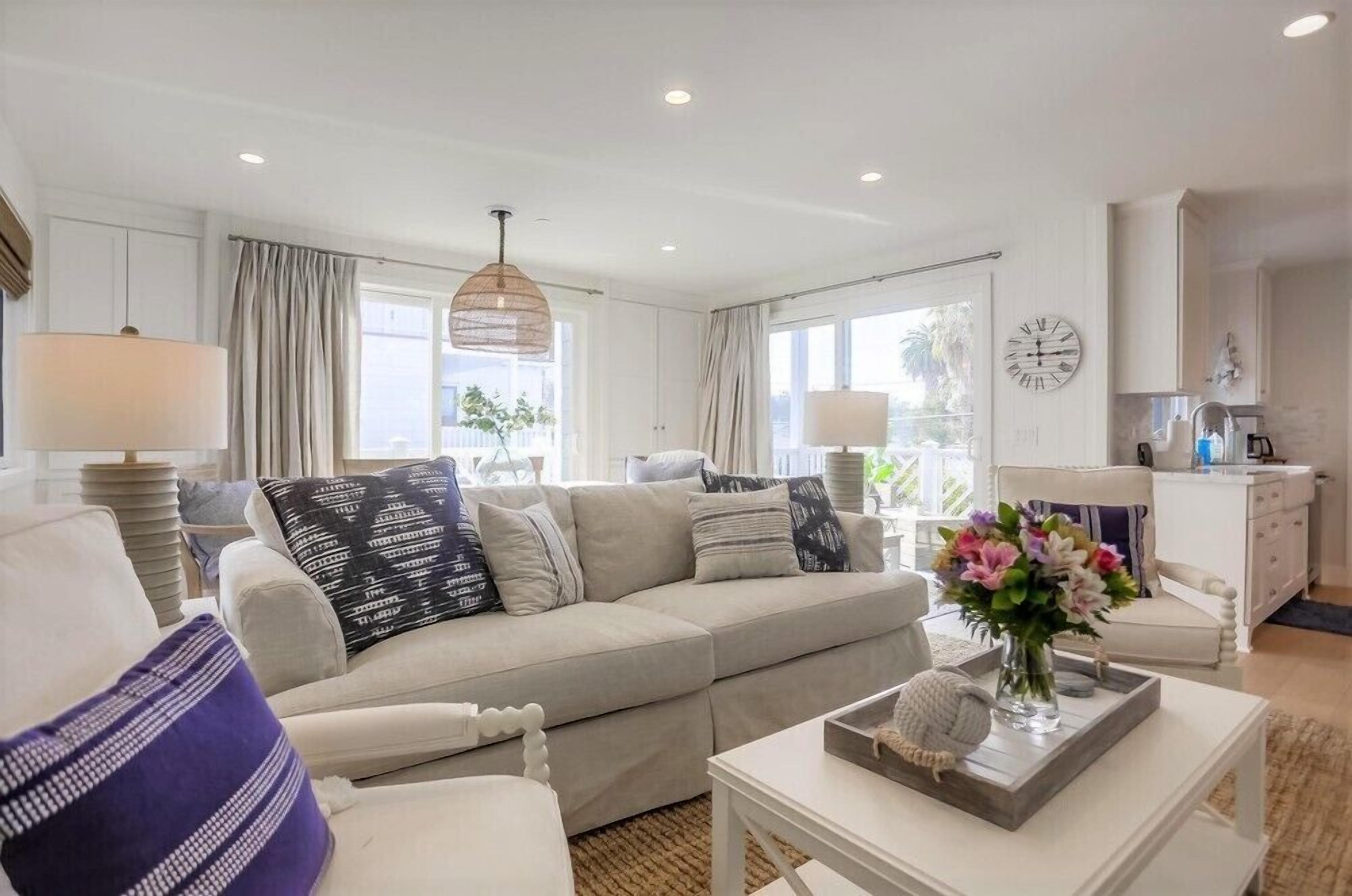 Flat-screen TV, stereo