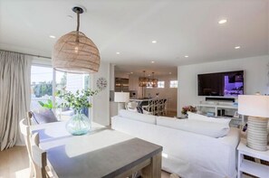 Télévision à écran plat, chaîne hi-fi