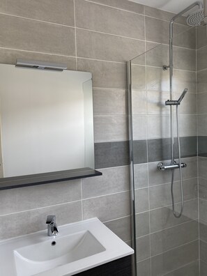 Douche, sèche-cheveux