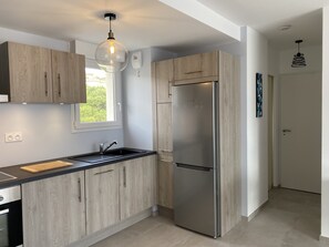 Kjøleskap, mikrobølgeovn, ovn og kokeplater