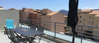 Calvi bright T3 top floor 65m2 panoramic view, 4 people, 2 bedrooms, parking