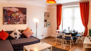 Economy Apartment | Living area | Flat-screen TV - Mycosy Apartments near the Park (Dundee)