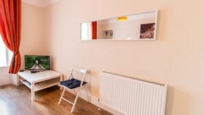Economy Apartment | Living room | Flat-screen TV - Mycosy Apartments near the Park (Dundee)