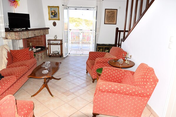 House, 2 Bedrooms | Living area
