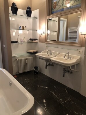 Habitación doble | Baño | Amenidades de baño gratuitas, secadora de cabello, batas, toallas