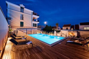 Una piscina al aire libre de temporada